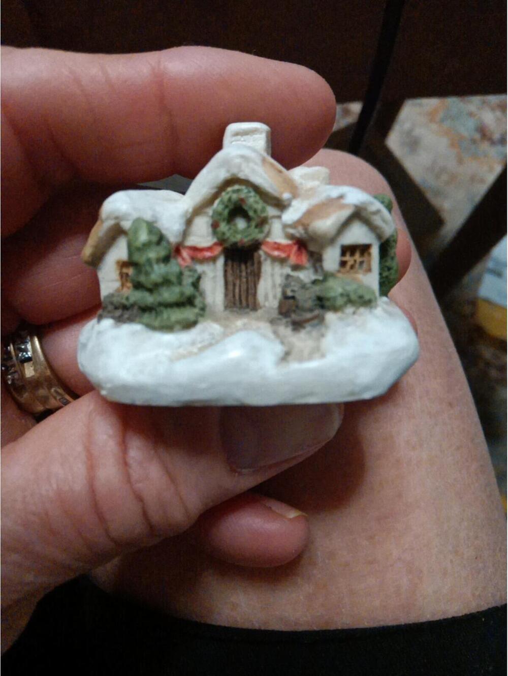 Jadmy Mini Miniature Christmas Cottage Excellent Condition Holiday Decor2 inches